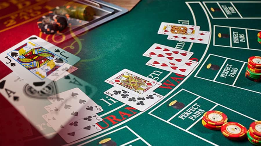 Sự khác biệt cơ bản giữa hai trò chơi Poker và Blackjack là gì?