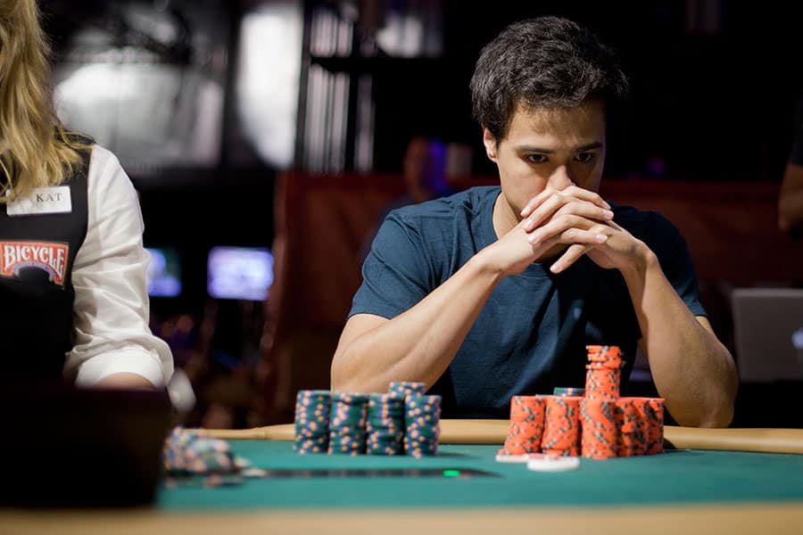 Chơi Poker mà bài bạn yếu thì phải làm gì?