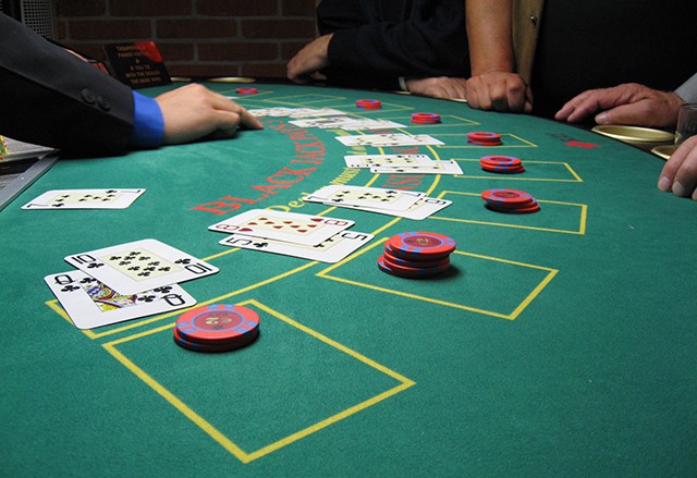 Hướng dẫn các bạn cách chơi game bài Blackjack từ A đến Z cho những người mới nhập cuộc