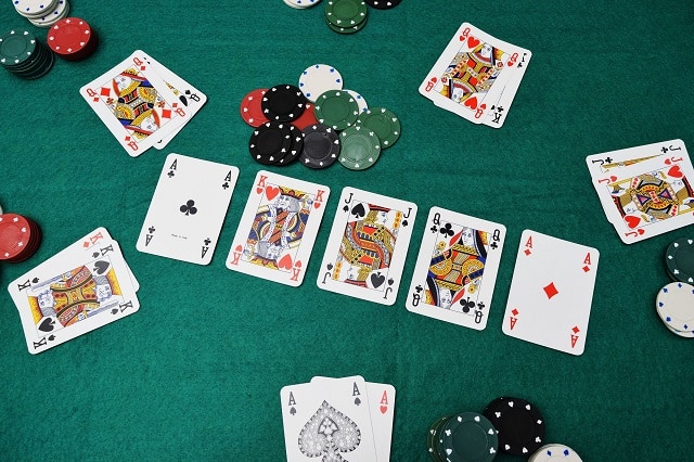 Nhung hanh dong cua game thu trong van bai poker can chu y?