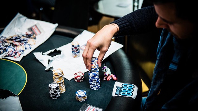 Tại sao cần sử dụng Chip Poker khi chơi game online?